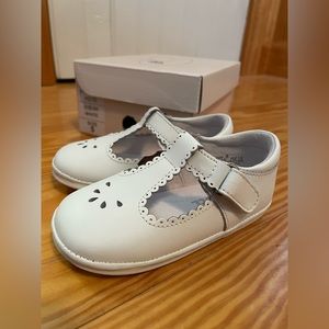 L’Amour Toddler “Dottie” size 5 White Scalloped Mary Jane Shoes
